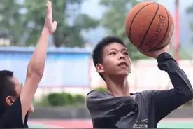 13岁独臂少年张家城，收到篮网的邀请了！欧文：期待和你切磋图片