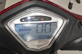 为什么电动车电池一充电就满，一加油门只剩三格？告诉你原因所在图片