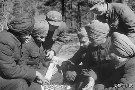 1962年对印反击，印军跪地投降，我军不但不绑，还给饼干图片