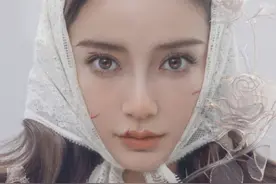 杨颖的“伤痕妆”看着太诡异了，配白色蕾丝裙，看着像易碎瓷娃娃图片