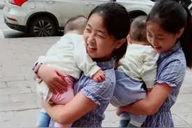 双胞胎姐姐抱双胞胎弟弟上街，回头率超高，画面幸福羡煞旁人图片