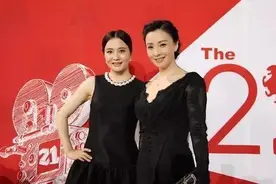 46岁的小陶虹和49岁的大陶红对比，好似双胞胎，人生差距却挺大图片