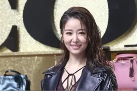 林心如的油头造型好成功！像刚洗头发没吹干，湿漉漉的女人味十足图片