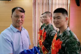 江苏33名大学生奔赴军营，来自同所双一流大学！副校长前来欢送！图片
