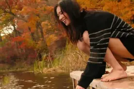 美呆！林志玲穿超短热裤赤脚在河边玩耍，蹲下时一双美腿太迷人图片