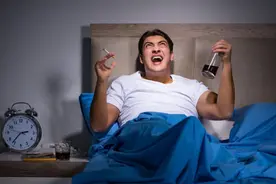 男人每天晨起时抽烟会怎样？身体或许要承担7个后果，劝你尽早改图片