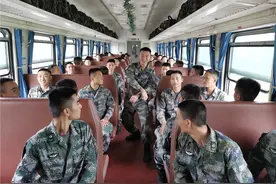 千里机动，车厢里的兵哥哥是如何度过的？图片