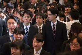 港校毕业后回内地还算应届吗？可以参加哪轮校招？图片