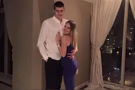 约基奇和女友近照，26岁拿MVP赚1.5亿，矮40cm女友很漂亮图片