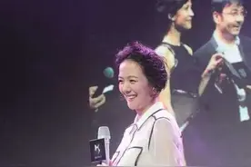 39岁杨乐乐与41岁李湘出席活动，一个嫩的似少女一个真像妈妈图片
