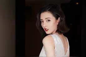 宋祖儿身穿一件娃娃领黑色连衣裙，清新范十足图片