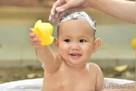 天天洗澡好不好？湿疹能不能洗澡？这些宝宝洗澡误区你信过几条？图片