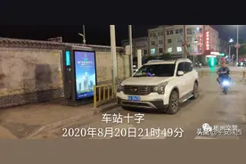 咸阳彬州16辆违停车被曝光，“金坷垃”化肥车抢眼图片