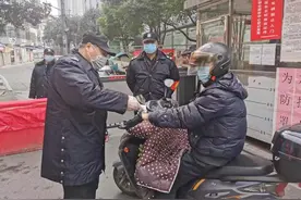 「合肥新闻广播」正巡逻发现起火，俩大叔奋力扑灭图片