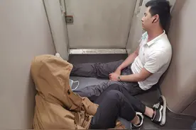 浙江文成：民警动车上“睡过道”的照片火了图片