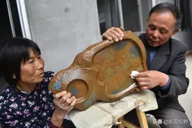 65岁大爷有奇才，烂石头变成艺术茶具，有人花6000元买1件图片