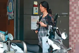 郭碧婷素颜逛街，"肚大如筐"怀孕6个月，结婚证书竟还未签字？图片