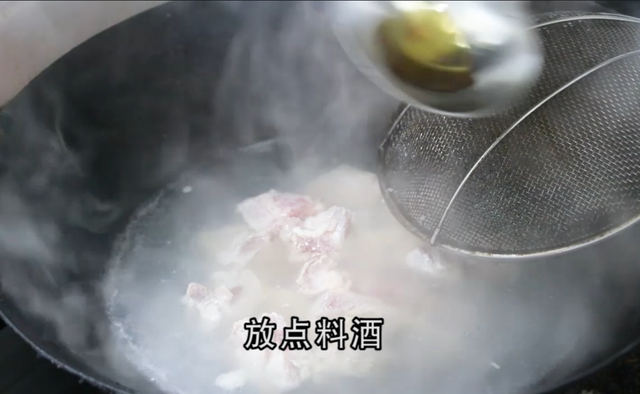 1块排骨1只墨鱼，简单一做，营养补钙，孩子三天两头想着吃