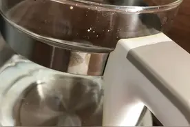 恒温水壶频出白色粉末 小白熊回复：对人体无害图片