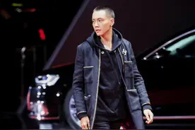 陈伟霆All Black穿搭痞帅十足，寸头造型帅出新高度图片