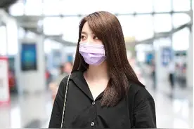 刘人语穿衬衫破洞裤潮范足，对镜撩发笑眼弯弯图片