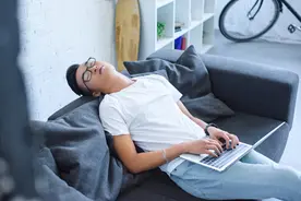 睡觉时，突然出现脚踩空，身体还抖一下，到底是怎么回事？图片