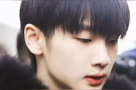 周震南黑色顺毛造型低调乖巧，搭配各种造型毫无压力图片