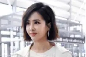 蔡依林白色毛衣搭牛仔阔腿裤，效果不错，特显身材图片