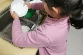 12岁姐姐为6岁妹妹做饭，社区工作者妈妈：“我很愧疚”图片