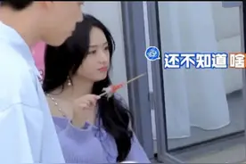 赵丽颖第一次吃榴莲，小心翼翼尝了一小口后，脸上的表情太真实了图片