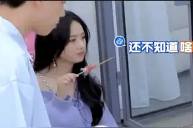 赵丽颖第一次吃榴莲，小心翼翼尝了一小口后，脸上的表情太真实了图片