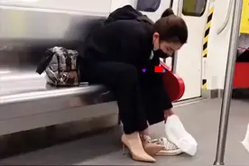 广东一女子地铁上脱下帆布鞋换上高跟鞋，网友：像极了曾经的自己图片