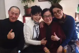 毛阿敏苏红探望谷建芬，亲密贴脸好情深！惹那英嫉妒说老师偏心？图片