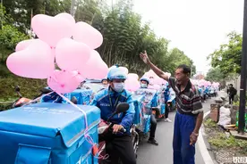 简单“劲爆”的浪漫！外卖小哥要求婚 30兄弟骑车抱着外卖盒赶来图片