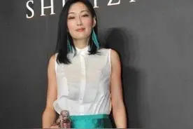 半百之年依然美丽耀眼，孟广美的年龄不影响，一身装扮靓丽知性图片