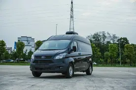 江铃2020新款“小野牛”：内饰丰富，布局紧凑图片