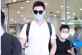 久违了！泳坛名将孙杨与母亲一同现身机场，消瘦不少却依旧帅气图片