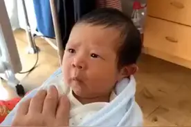 新生儿到家后四处打量，表情一变暖化众人，网友：宝宝戏还挺多图片