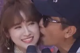 主持人吴宗宪当众亲吻30岁女儿，无视女方抗拒，网友：不像父女图片