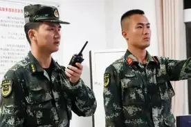 雨夜骑行男子摔到骨折！还好兵哥来了！图片