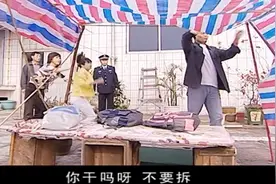 女儿逃课楼顶搭棚看流星，不料被邻居投诉，父亲气的怒拆棚子视频封面