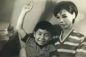 王杰：从小被父母抛弃，带女儿吃霸王餐被毒打，毒哑嗓子成悬案图片