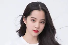 欧阳娜娜有颜就是任性，怼脸自拍找不到一颗痘痘，网友：堪称完美图片