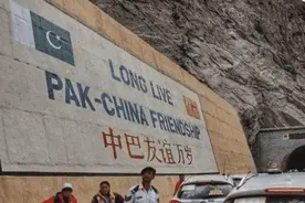 巴基斯坦人来到中国坦言吃不起饭，中国老板得知: 自家人要什么钱图片