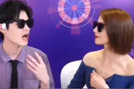 女神高圆圆罕走性感风，因太暴露略显不自然，多次提衣领好羞涩图片