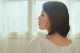 故事：醉酒醒来，发现男神在我家，正想逃却被他一把拥在怀中亲吻图片