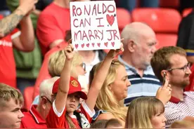 可爱！曼联小女球迷高举爱的号码牌：C罗 我可以嫁给迷你罗吗？图片