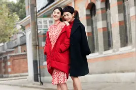 马思纯和亲姨街拍，50岁蒋雯丽穿红裙，“姨娘俩”更像一对好闺蜜图片