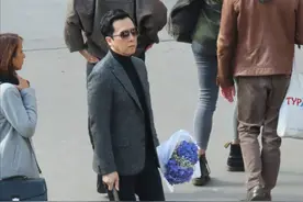 58岁甄子丹新片造型绝了！墨镜配拐杖像盲人，网友：巴黎限定跛豪图片