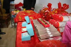女儿结婚父母做些什么？光顾着吐槽彩礼，仔细看人家准备的嫁妆图片